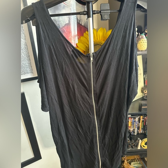 Torrid cold shouldered zipper back tee skull and owl graphic - Picture 6 of 6